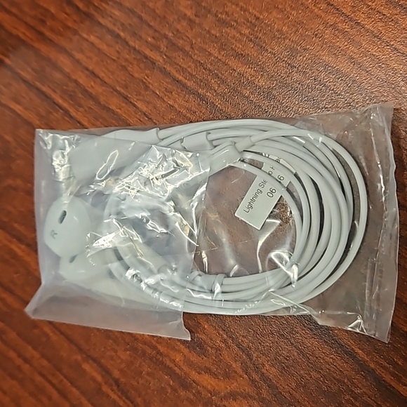 AT&T Wired Earbud Lightning Connector - Picture 4 of 4